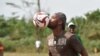 La star ivoirienne de football Didier Drogba joue au ballon lors de l’inauguration du terrain de l'école primaire Didier Drogba, à Pokou-Kouamekro, près de Gagnoa, en Côte d'Ivoire, le 17 janvier 2018.
