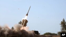 Na ovoj slici koju je objavila zvanična web stranica Iranske vojske u petak, 19. januara 2024. godine, raketa je lansirana tokom vojne vježbe u južnom Iranu. (Foto: Iranska vojska preko AP-a)