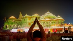 রাম মন্দির উদ্বোধনের পর একজন হিন্দু ভক্ত প্রার্থনা করছেন।