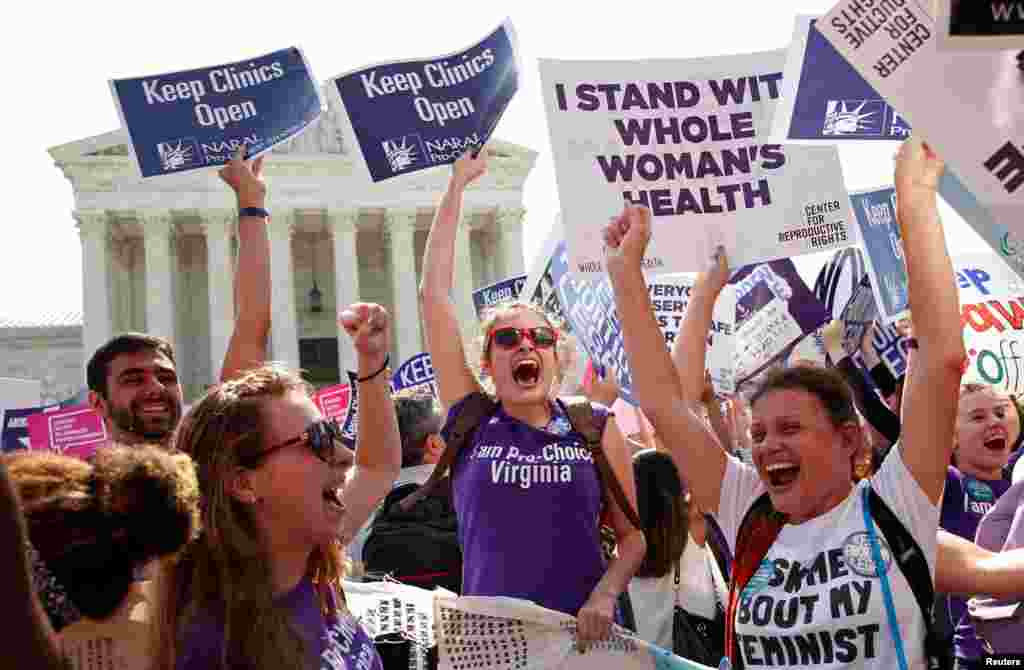 Para perempuan pendukung hak aborsi merayakan keputusan Mahkamah Agung AS di Washington, D.C yang membatalkan UU negara bagian Texas yang membatasi klinik aborsi.
