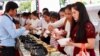 ពលរដ្ឋ​ខ្មែរ​ដែល​ភាគ​ច្រើន​ជាពលករ​​ចំណាកស្រុក​ ដែល​កំពុង​ធ្វើ​ការ​នៅ​ប្រទេស​ថៃ កំពុង​រាប់បាត្រ​​​ក្នុង​ពេល​​ប្រារព្ធ​ពិធី​បុណ្យ​ភ្ជុំបិណ្ឌ នៅ​វត្ត​ស៊ីសុដារ៉ាម ក្នុង​ទីក្រុង​បាងកក នៅ​ថ្ងៃទី​២២​ ខែ​កញ្ញា ឆ្នាំ​២០១៩។ (រូបភាព៖ សមាគមខេមរនិស្សិត MCU)