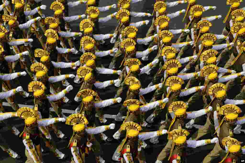 Soldiers of India&#39;s Central Reserve Police Force march during a full dress rehearsal of the Republic Day parade, in Kolkata.