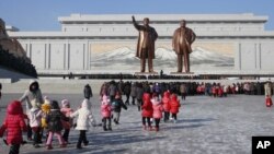지난 16일 북한 김정일 국방위원장 3주기를 앞두고 주민들이 평양 만수대 언덕을 방문했다. AP 제공 사진.