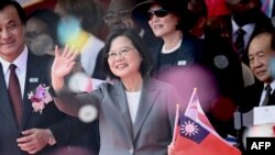 台湾总统蔡英文在总统府前的国庆庆祝活动中挥手致意。（2019年10月10日）