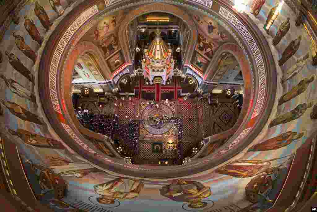 Warga Kristen Ortodoks Rusia antri untuk mencium patung Santo Nicholas, di gereja Katedral di Moskow, Rusia.