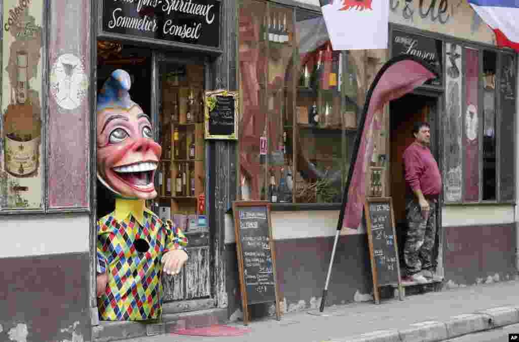 A &#39;Big Head&#39; figure is displayed at the entrance of a wine shop during the 132nd Nice carnival in Nice, southeastern France.