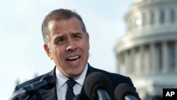 Hunter Biden, sin predsjednika Joe Bidena, razgovara sa reporterima ispred američkog Kongresa, 13. decembra 2023. (Foto: AP Photo/Jose Luis Magana)