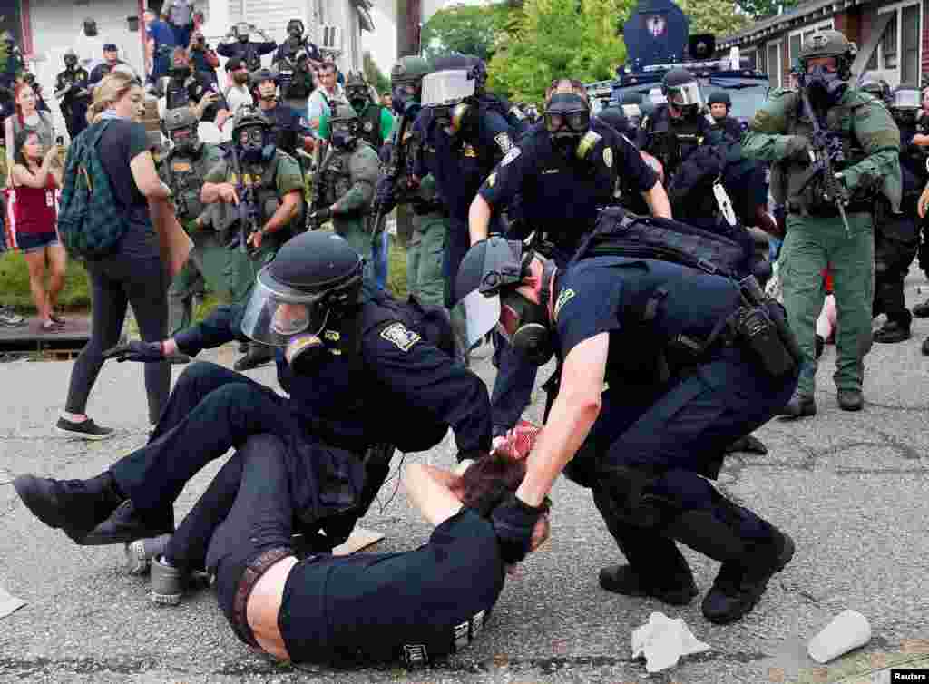 Seorang demonstran ditahan oleh polisi di kota Baton Rouge, Louisiana, AS.