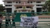 Spanduk kecaman terhadap tindakan arogansi dari pengamanan Wali Kota Medan, Kamis, 15 April 2021. (Foto: VOA/Anugrah Andriansyah)