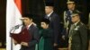 President Indonesia ke tujuh, Joko Widodo, membacakan sumpah di gedung DPR/MPR RI, Jakarta (20/10). (AP/Dita Alangkara)