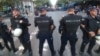 Arhiva - Policija sprečava radikale i desničare da dođu do skupa Mirdita - dobar dan, 30. maja 2018. (Veljko Popović, Glas Amerike)