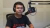 ស ម៉ូរី អនុ​ប្រធាន​បណ្តាញ​យុវជន​កម្ពុជា នៅក្នុង​បន្ទប់ផ្សាយ​របស់ VOA ក្នុង​រាជធានី​ភ្នំពេញ​នៅ​ពេល​លោក​ចូលរួម​ជា​វាគ្មិន​ក្នុង​កម្មវិធី Hello VOA នៅ​រាត្រី​ថ្ងៃចន្ទ​ទី ១៣ ខែមីនា ឆ្នាំ២០១៧។ (លឹម សុធី/VOA)