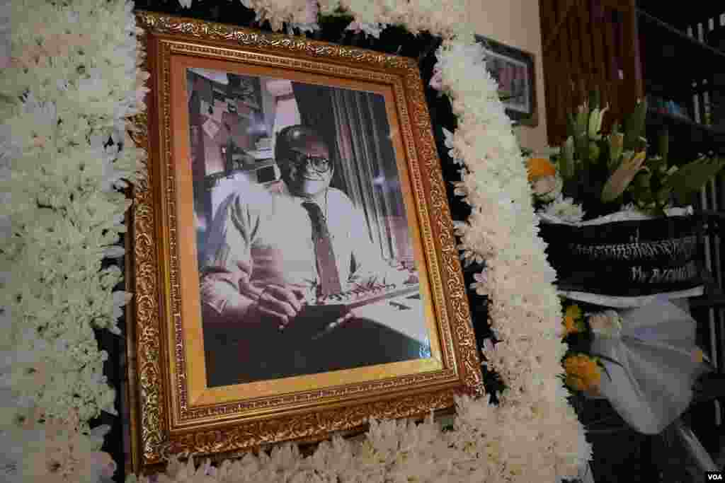 រូបថតរបស់លោក Bernard Krisher ស្ថាបនិកកាសែត ដឹ ខេមបូឌាដេលី ត្រូវបានដាក់តាំងដល់អ្នកចូលរួមដើម្បីគោរពវិញ្ញាណក្ខន្ធ នៅមណ្ឌលថែទាំជំនួស និងផ្តល់ជីវិតថ្មីដល់កុមារ ដែលមានទីតាំងក្នុងខណ្ឌច្បារអំពៅ រាជធានីភ្នំពេញ នាថ្ងៃទី១៩ ខែមីនា ឆ្នាំ២០១៩។ (កាន់ វិច្ឆិកា/VOA)