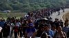 Migranti hodaju u karavanama kako bi stigli do američke granice preko Meksika, u Huixtli