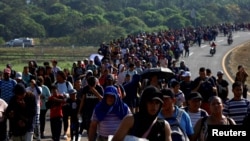 Migranti hodaju u karavanama kako bi stigli do američke granice preko Meksika, u Huixtli