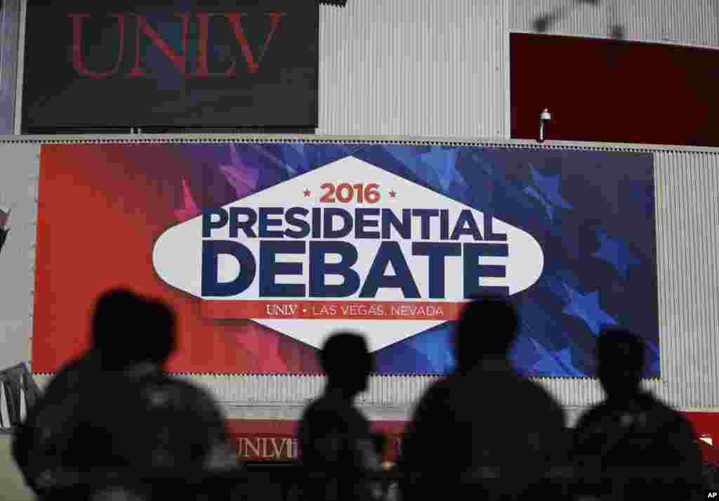 Polisi berdiri di luar Thomas & Mack Center sebelum debat capres AS yang ketiga antara capres Partai Demokrat Hillary Clinton dan capres Partai Republik Donald Trump di UNLV, Las Vegas, 19 Oktober 2016.