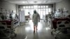 Seorang tenaga medis memeriksa pasien-pasien COVID-19 di unit perawatan intensif (ICU) di sebuah rumah sakit di Bogor, Jawa Barat di tengah lonjakan tingkat infeksi, 18 Juni 2021. (Foto: Aditya Aji/AFP)