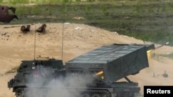 Британська самохідна ракетна система залпового вогню (РСЗВ) M270 під час навчань у Латвії 27 травня 2022 р.
