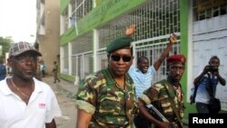 General Major Godefroid Niyombare ageze imbere ya Radiyo RPA, kuwa gatatu tariki ya 13 y'ukwezi kwa gatanu umwaka wa 2015. 