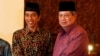 Presiden Susilo Bambang Yudhoyono (kanan) bersalaman dengan Joko "Jokowi" Widodo di Istana Presiden, Jakarta (20 Juli 2014).