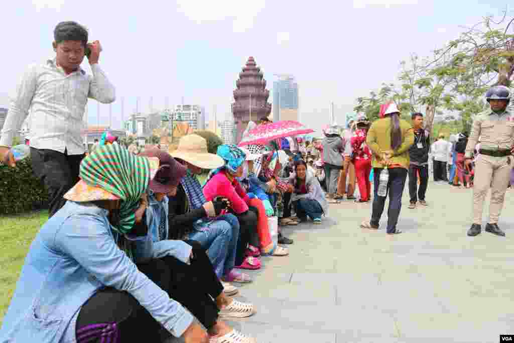 ក្រុមកម្មករកម្មការិនីរាប់រយនាក់ មកពីរោងចក្រ W&D Cambodia Co., LTD បានប្រមូលផ្ដុំគ្នាតវ៉ាមុខគេហដ្ឋានរបស់លោកនាយករដ្ឋមន្ត្រី ហ៊ុន សែន ទាមទារឲ្យរោងចក្រទទួលយកកម្មករជាង១ពាន់នាក់ចូលធ្វើការវិញ នៅថ្ងៃទី១៨ ខែមីនា ឆ្នាំ២០១៩។ (កាន់ វិច្ឆិកា/VOA)