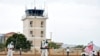 Une équipe médicale nettoie le terrain d'aviation, pour prévenir la propagation de la maladie à coronavirus (COVID-19), à l'aéroport international de Juba, à Juba, au Sud Soudan, le 5 avril 2020. 