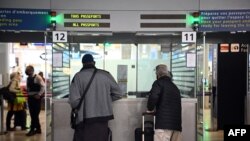 ARHIVA - Putnici pokazuju dokumenta na pasoškoj kontroli na međunarodnom aerodromu Šarl Degol u Parizu, 1. februara 2021. 