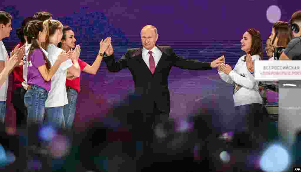 ប្រធានាធិបតីរុស្ស៊ីលោក Vladimir Putin បានមកដល់ដើម្បីធ្វើការថ្លែងក្នុងវេទិកាជនស្ម័គ្រចិត្តមួយក្នុងទីក្រុងមូស្គូ។