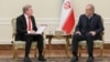 Məsud Pezeşkiyan və Vitali Savelyev (Mənbə: İRNA)