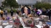 Des gens se rassemblent à Jefferson Square en attendant d'être informés des accusations portées contre des policiers, mercredi 23 septembre 2020, à Louisville, dans le Kentucky. (Photo AP / Darron Cummings)