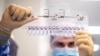 Gjatë inspektimit të flakonëve me dozat e vaksinave në kompaninë Pfizer