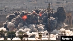 Di vê fotoya arşîvê de piştî êrîşên koalîsyonê dû li esmana Kobanê bilind dibin 28/10/2014