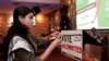 Aktivistkinja Natalia Latif snima znak Neopredijeljenog glasanja na govorničkom podiju tokom okupljanja u noći izbora u Dirbornu