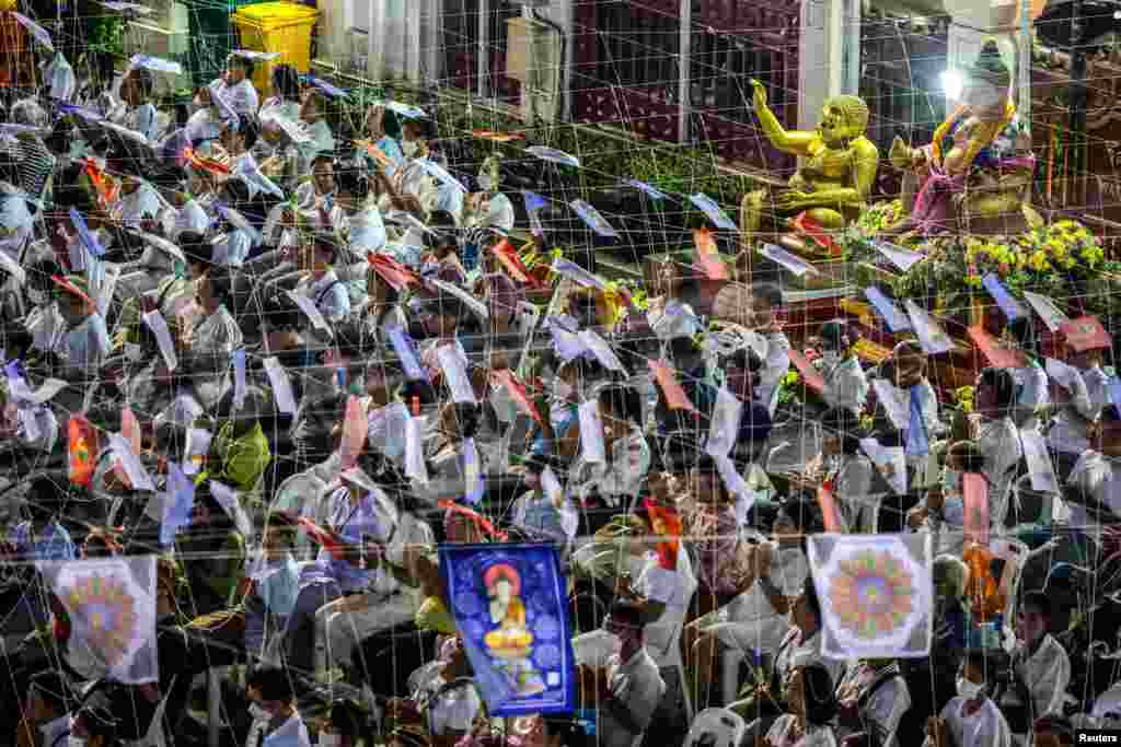 Orang-orang berdoa untuk merayakan tahun baru 2025 di sebuah kuil di Bangkok, Thailand, 31 Desember 2024.&nbsp;