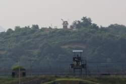 지난 6월 한국에서 파주에서 바라본 비무장지대 남측 초소와 멀리 보이는 북측 초소.