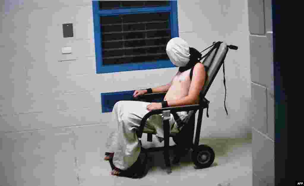 Gambar dari video menunjukkan seorang remaja tahanan di Darwin, Australia yang diikat dan ditutup kepalanya seperti tahanan di Guantanamo, Kuba. Pemerintah Australia memerintahkan penyelidikan atas kasus ini.