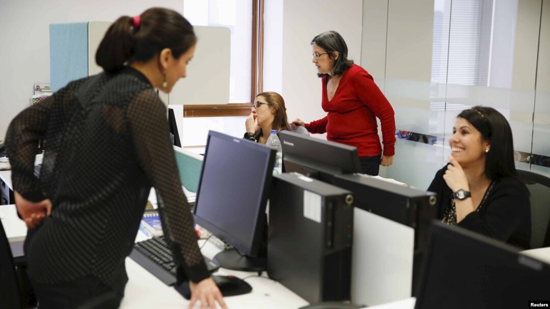 Employees of multinational headhunter Korn/Ferry work at the headquarters office of the company in Caracas, Venezuela, Aug. 3, 2015. 