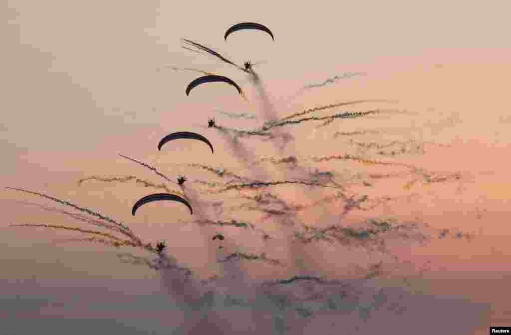 Members of the Qatari armed forces take part in Qatar&#39;s National Day celebrations in Doha.