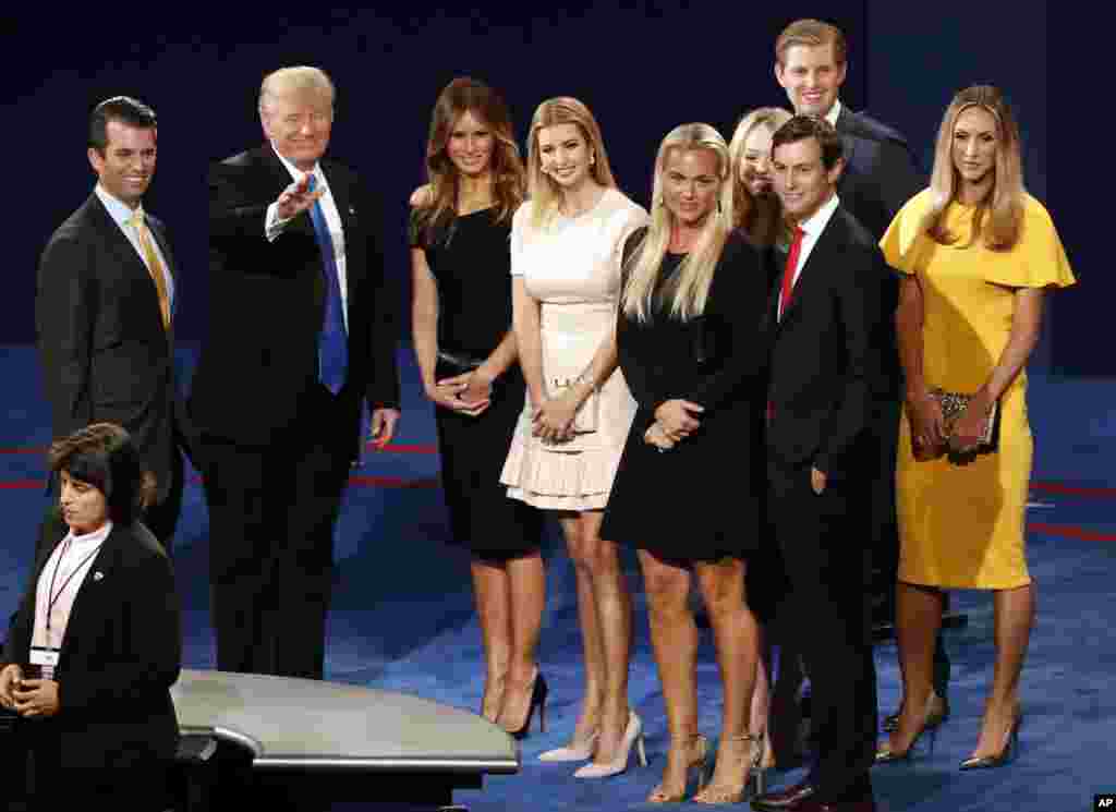Dari kiri ke kanan: Donald Trump Jr., Donald Trump, istrinya Melania Trump, putrinya Ivanka Trump dan anggota keluarga lain tampil di panggung usai debat kepresidenan di Hofstra University di Hempstead, New York, 26 September 2016. (AP/Mary Altaffer)