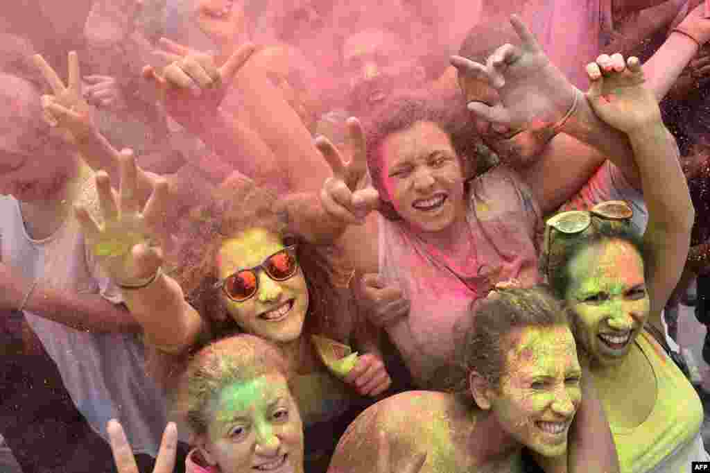 Warga ambil bagian dalam festival &quot;Roma Colours&quot; di Roma, Italia.