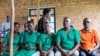 Quatre journalistes du média indépendant burundais Iwacu Press Group et leur chauffeur comparaissent devant la Haute Cour de Bubanza, à l'ouest du Burundi, le 30 décembre 2019. Ils étaient accusés de complicité d'atteinte à la sécurité intérieure de l'Etat. (Photo: AFP)