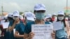 ស្ត្រី​​​មាន​ផ្ទៃពោះ​ចូល​រួម​កូដកម្ម​នៅ​មុខ​កាស៊ីណូ​ណាហ្គាវើលដ៍​ក្នុង​ទីក្រុង​ភ្នំពេញ​ កាល​ពី​ថ្ងៃទី​២៤​ ខែធ្នូ​ ឆ្នាំ​២០២១។​ (ហ៊ុល រស្មី/វីអូអេ)