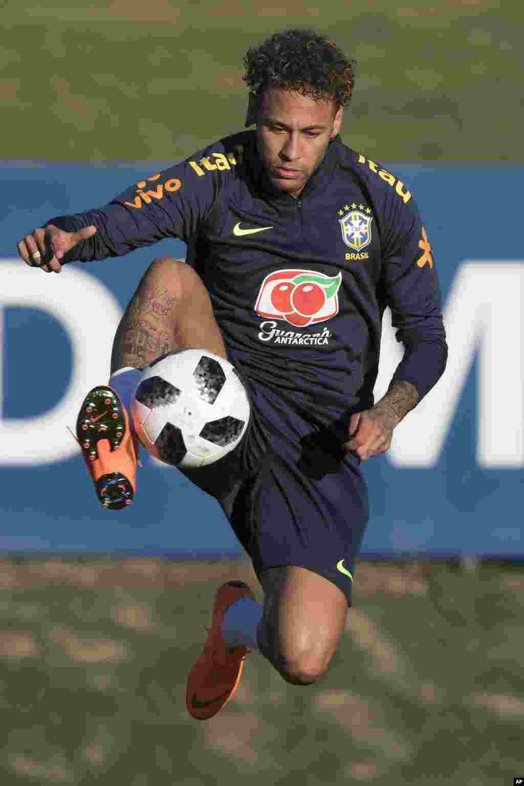 កីឡាករបាល់ទាត់​ប្រេស៊ីល Neymar ទប់បាល់​អំឡុង​វគ្គហ្វឹកហាត់​ក្នុង​មជ្ឈមណ្ឌល់ហ្វឹកហាត់ Granja Comary ក្នុង​ទីក្រុង​ Teresopolis​ ប្រទេស​ប្រេស៊ីល។