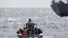 Les forces spéciales nigérianes naviguent pour intercepter des pirates lors d'un exercice conjoint entre le personnel naval nigérian et marocain dans le cadre d'Obangame Express, un exercice maritime multinational impliquant 33 pays au large de Lagos, le 20 mars 2019.