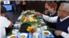 Para pengunjung menikmati hidangan menu khas Indonesia dalam acara di New York (3/11) sambil menyumbang bagi korban bencana di Palu.