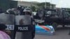 Le cercueil de Rossy Mukendi entouré par les éléments de la police à Kinshasa, RDC, 19 mai 2018. (Facebook/Etienne Kalema)