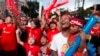 NLD ပါတီရုံးချုပ်ရှေ့တွင် ရွေးကောက်ပွဲရလဒ် ကို စောင့်ကြည့် ပျော်ရွှင်နေသော မဲဆန္ဒရှင်များ။ Nov. 9th, 2016