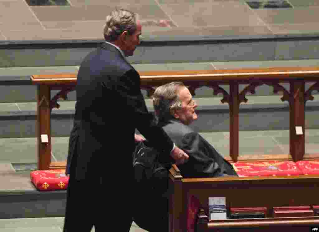 Les anciens présidents américains George W. Bush, à droite, pousse, sur un fauteuil roulant, son père George H.W. Bush aux funérailles de sa mère et ex-première dame des États-Unis, Barbara Bush, le 21 avril 2018.