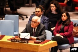 Duta Besar Palestina untuk PBB Riyad Mansour berbicara pada pertemuan Dewan Keamanan PBB tentang Gaza di markas besar PBB di New York pada 8 Desember 2023. (Foto: AFP)