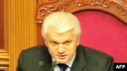 Опозиція вимагає дострокових виборів парламенту і президента України